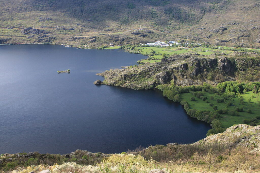 Vista del Lago de Sanabria desde la ruta de San Martín de Castañeda a Ribadelago.