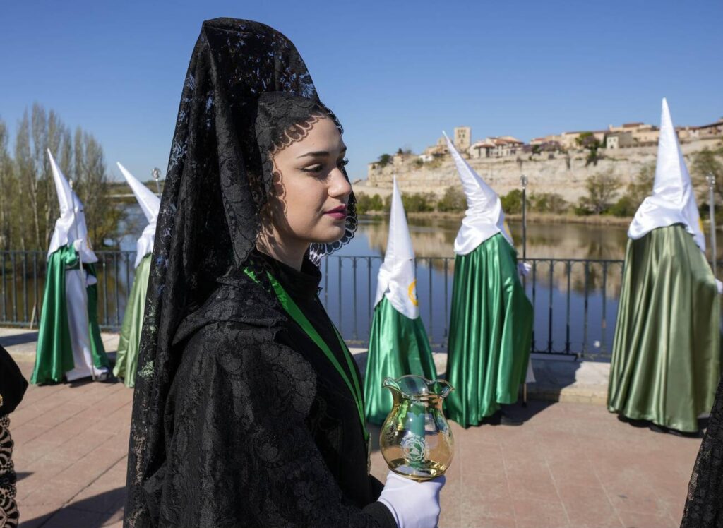 Mantilla en la Semana Santa de Zamora Cofradía de la Esperanza