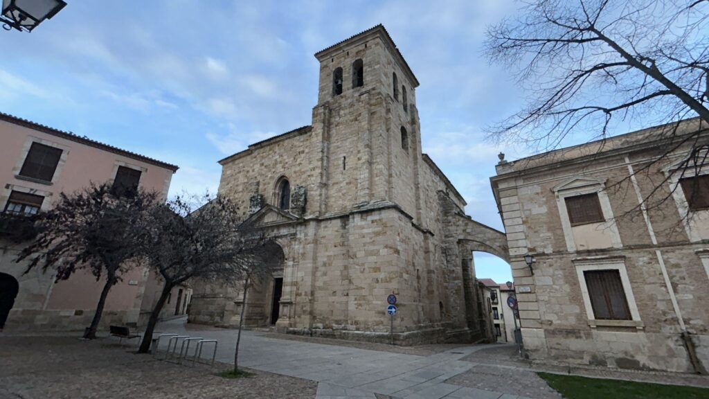 Vista de la Iglesia de San Ildefonso en Zamora, escenario del homenaje a Miguel Manzano Salmos para el Pueblo y otros cantos.